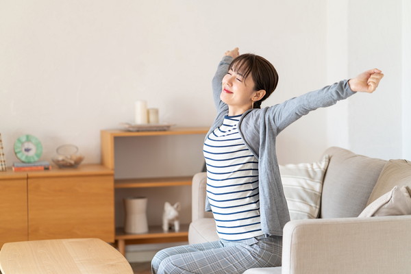 伸びをする女性